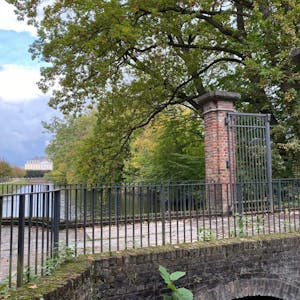 Auch der Weg zwischen der Eselsbrücke und dem alten Gartenmeisterhaus wird saniert.