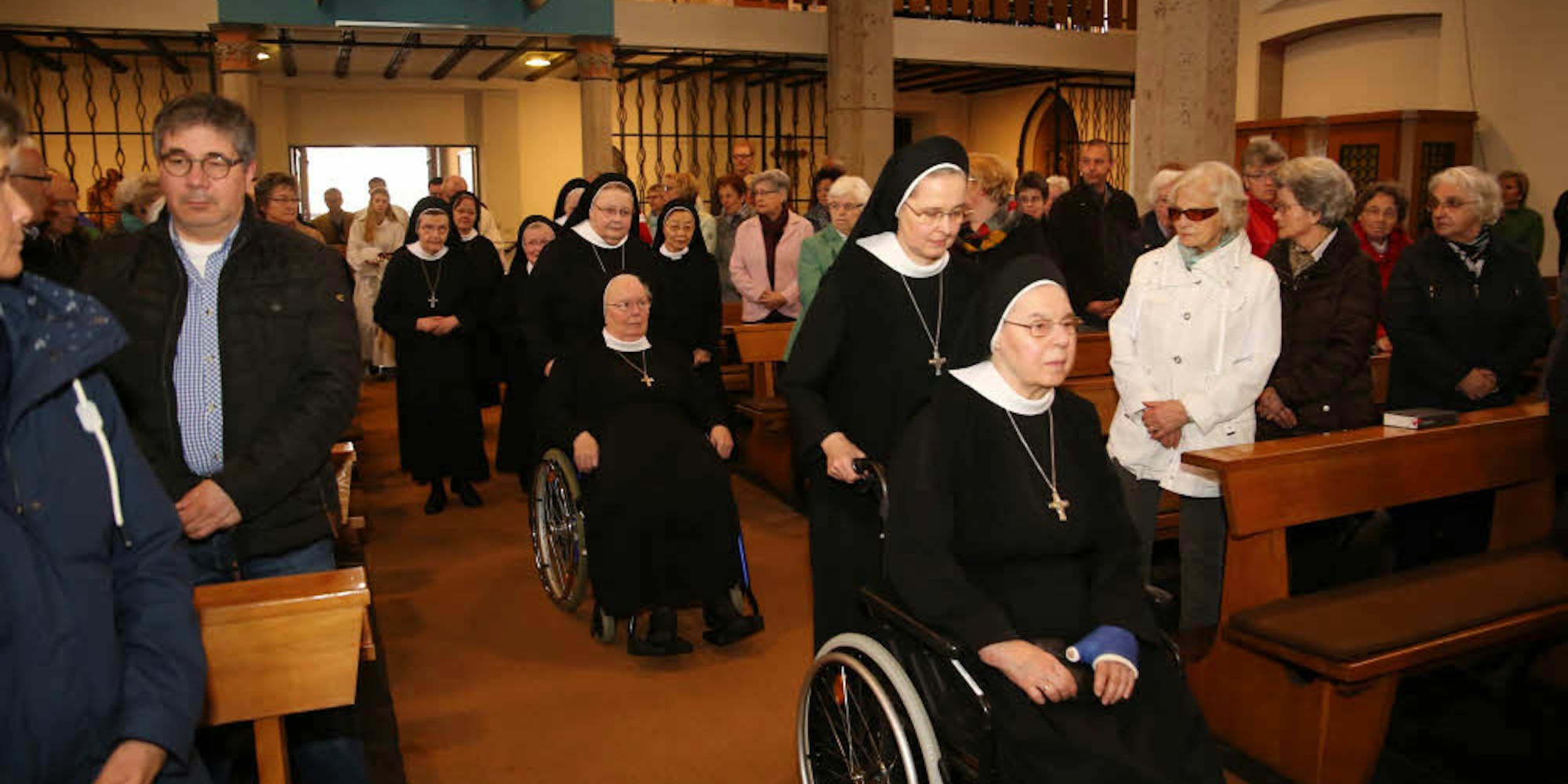 In Rollstühlen nahmen Mutter Hedwig (vorn) und Schwester Agatha am Gottesdienst in der Nikolaus-Kirche teil.