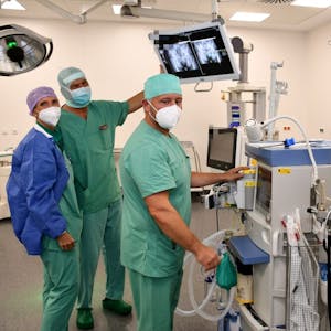 Moderne Technik können Pflege-Leiterin Katharina Zander und die Chirurgen Etienne Bart und Bartosz Kozlowksi einsetzen.