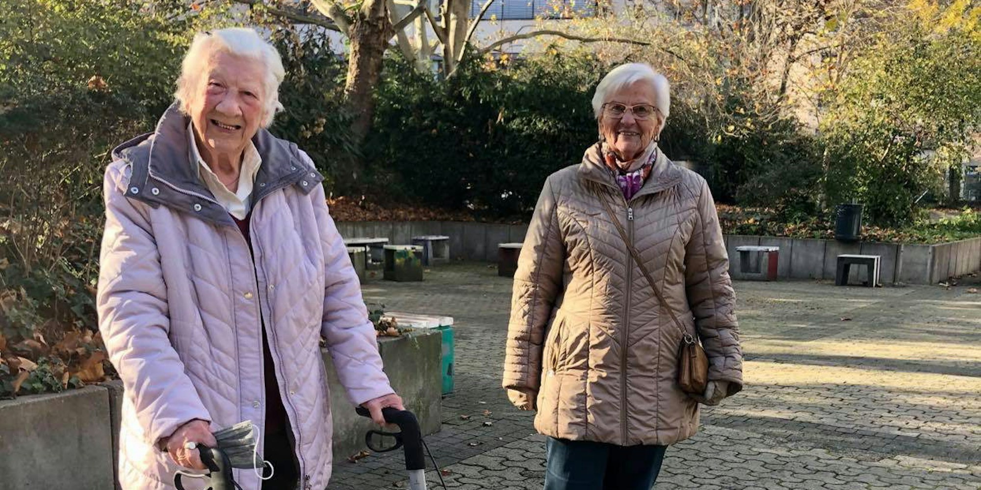 Therese van Waardenburg (l.) und Barbara Beyer haben sich an die veränderten Gegebenheiten gewöhnt und halten sich an die Corona-Regeln. Trotz ihres Alters bleiben sie gelassen.