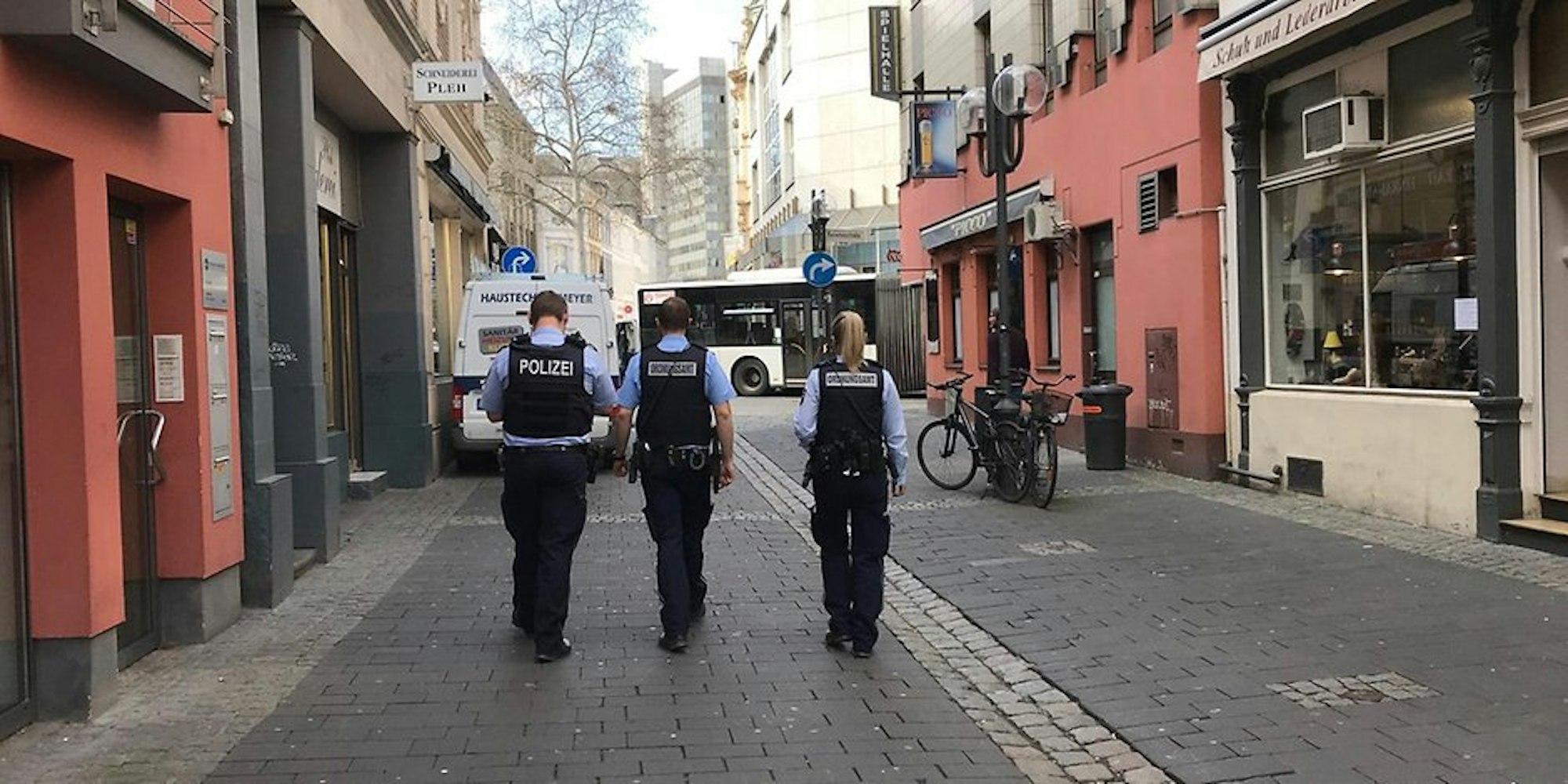 Polizei und Ordnungsamt kontrollieren in Bonn.