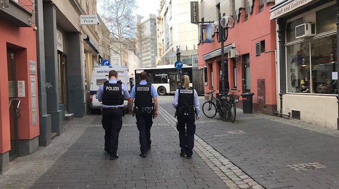Polizei und Ordnungsamt kontrollieren in Bonn.