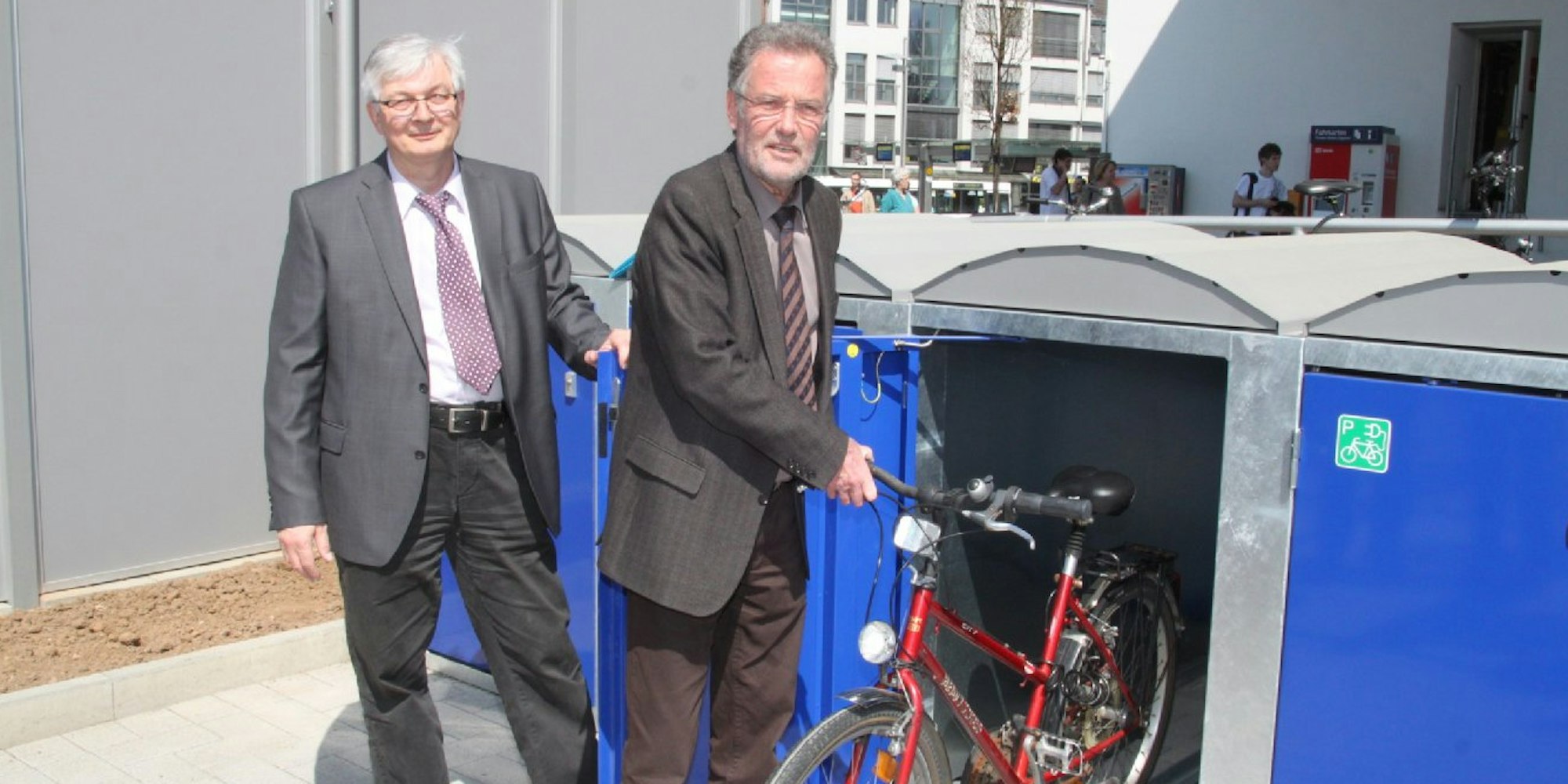 Bürgermeister Uwe Friedl (r.) und Rainer Klein-Lüpke weihten die neuen Fahrradständer und -boxen am Bahnhof ein.