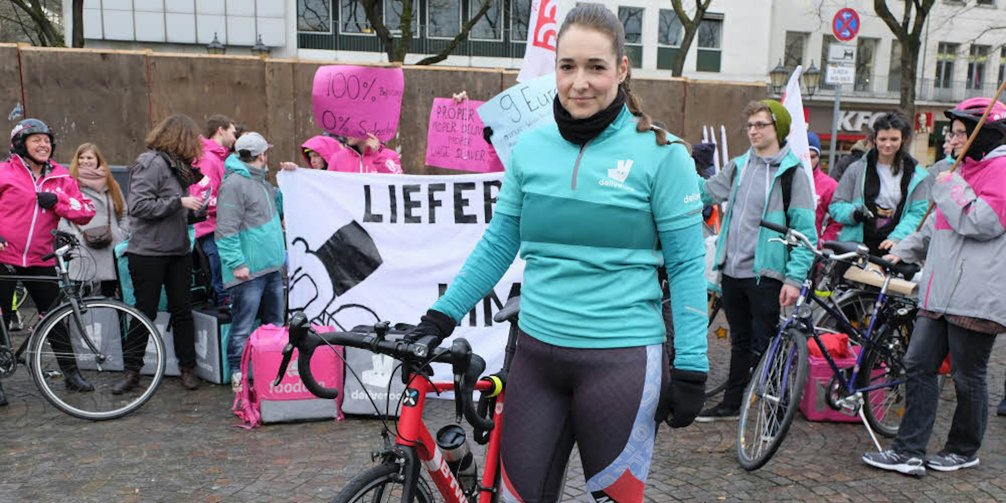 Anfang Januar demonstrierten Fahrerin Sarah Jochmann und ihre Kollegen für faire Arbeitsbedingungen bei Deliveroo und Foodora.