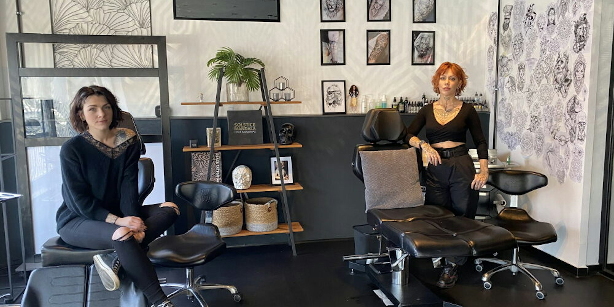 Gabriela Hesterkamp, selbstständige Tätowiererin, (l.) und Fauve Lex, Besitzerin des Tattoo Studios ,,The Black“, hoffen, möglichst bald wieder arbeiten zu können.
