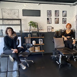 Gabriela Hesterkamp, selbstständige Tätowiererin, (l.) und Fauve Lex, Besitzerin des Tattoo Studios ,,The Black“, hoffen, möglichst bald wieder arbeiten zu können.