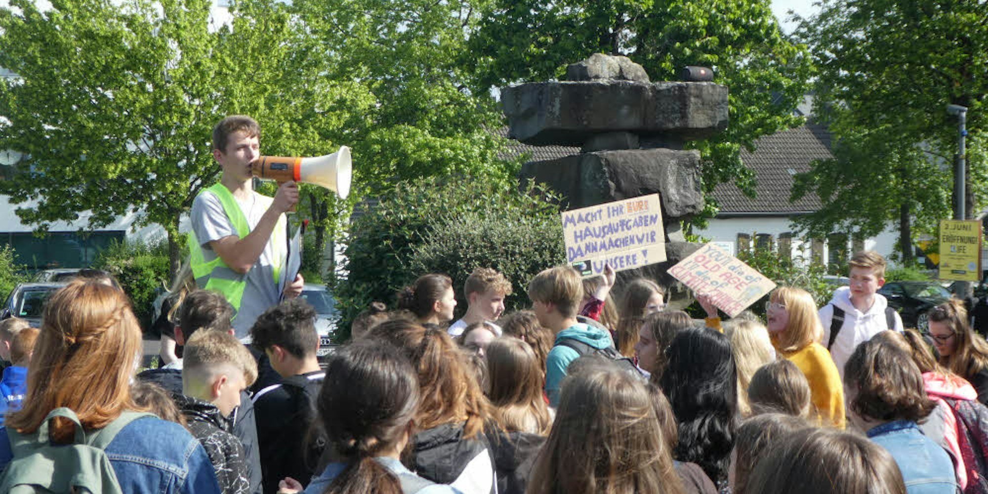 „Es ist toll, dass so viele von Euch gekommen sind“, rief Niklas Franken seinen Altersgenossen zu. Der 15-jährige Waldbröler Realschüler hatte Oberbergs erste „Fridays for Future“-Demo in Oberberg organisiert.