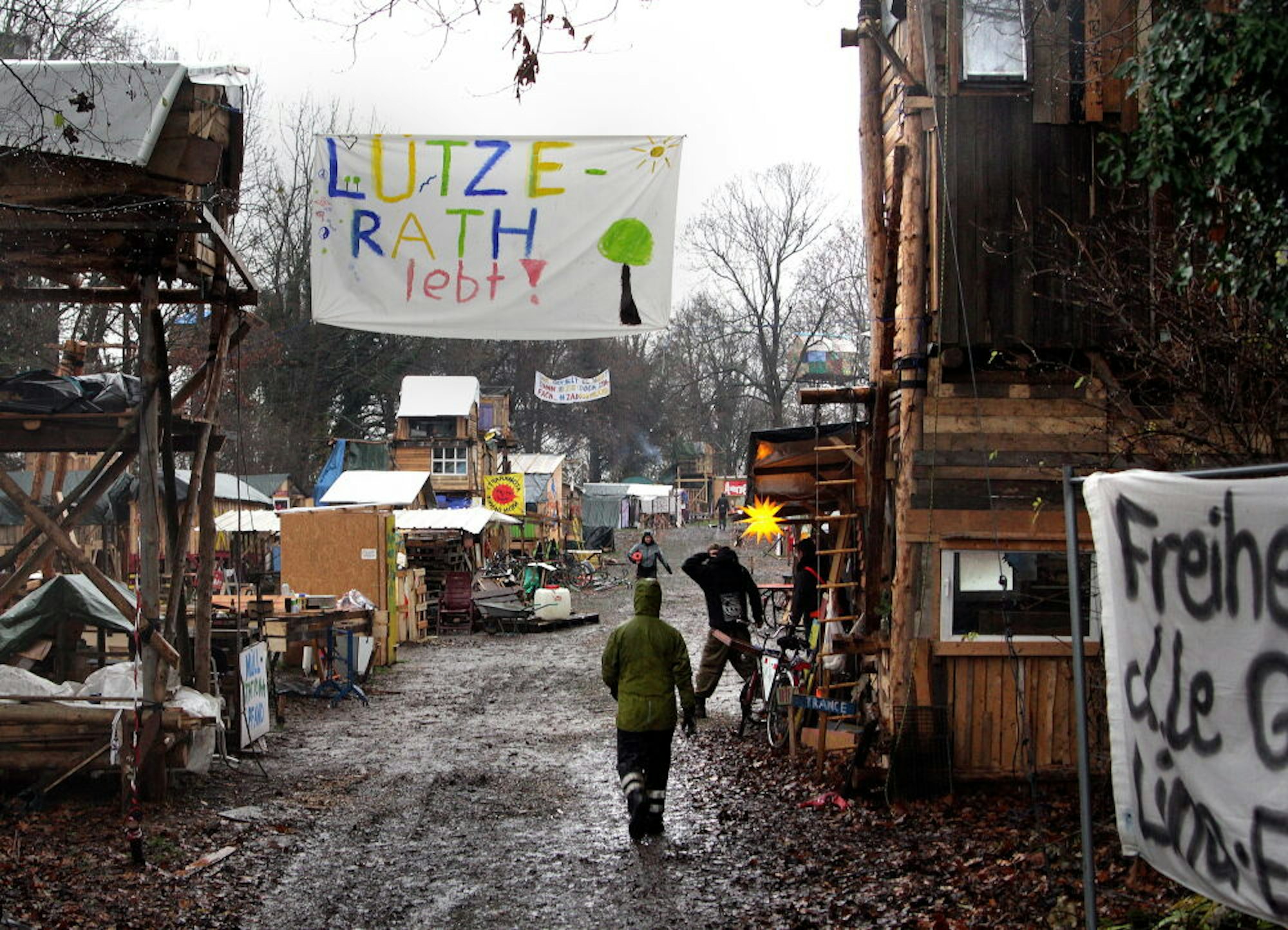 „Lützerath lebt“– Aktivistinnen und Aktivisten der Klimagerechtigkeitsbewegung haben in der von der Abbaggerung bedrohten Erkelenzer Ortschaft am Rande vom Tagebau Garzweiler ein Hüttendorf errichtet.