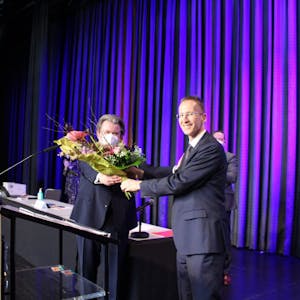 Blumen für den Kandidaten: Der Euskirchener Landtagsabgeordnete Klaus Voussem (l.) gratuliert Detlef Seif zur Nominierung.