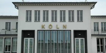 Der Schriftzug „Köln“ an der früheren Empfangshalle in ihrer strengen, klaren Bauhaus-Architektur hieß einsmals die Passagiere willkommen. (Bild: Rösgen)