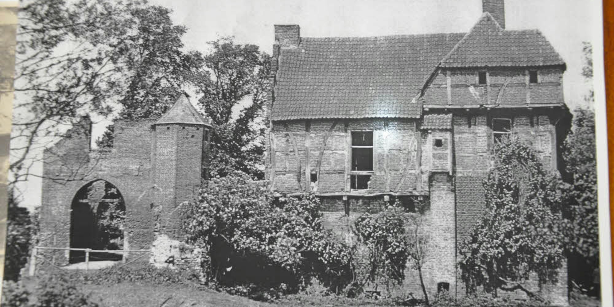 In den 40er-Jahren standen die Mauern von Haus Laach noch, wie ein Foto aus dem Archiv von Hubert Rosellen dokumentiert.
