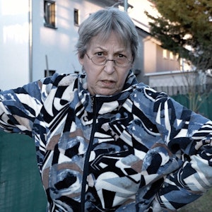Dagmar wartet bislang vergeblich auf ihren Rentenbescheid. „Hartz und herzlich“ begleitet die 66-jährige Bewohnerin der Benz-Baracken und zeigt ihre Nöte und Ängste.