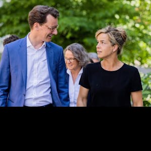 Hat es schon gefunkt zwischen der CDU von Hendrik Wüst und den Grünen von Mona Neubaur? Die ersten Gespräche nach der Wahl verliefen betont harmonisch.