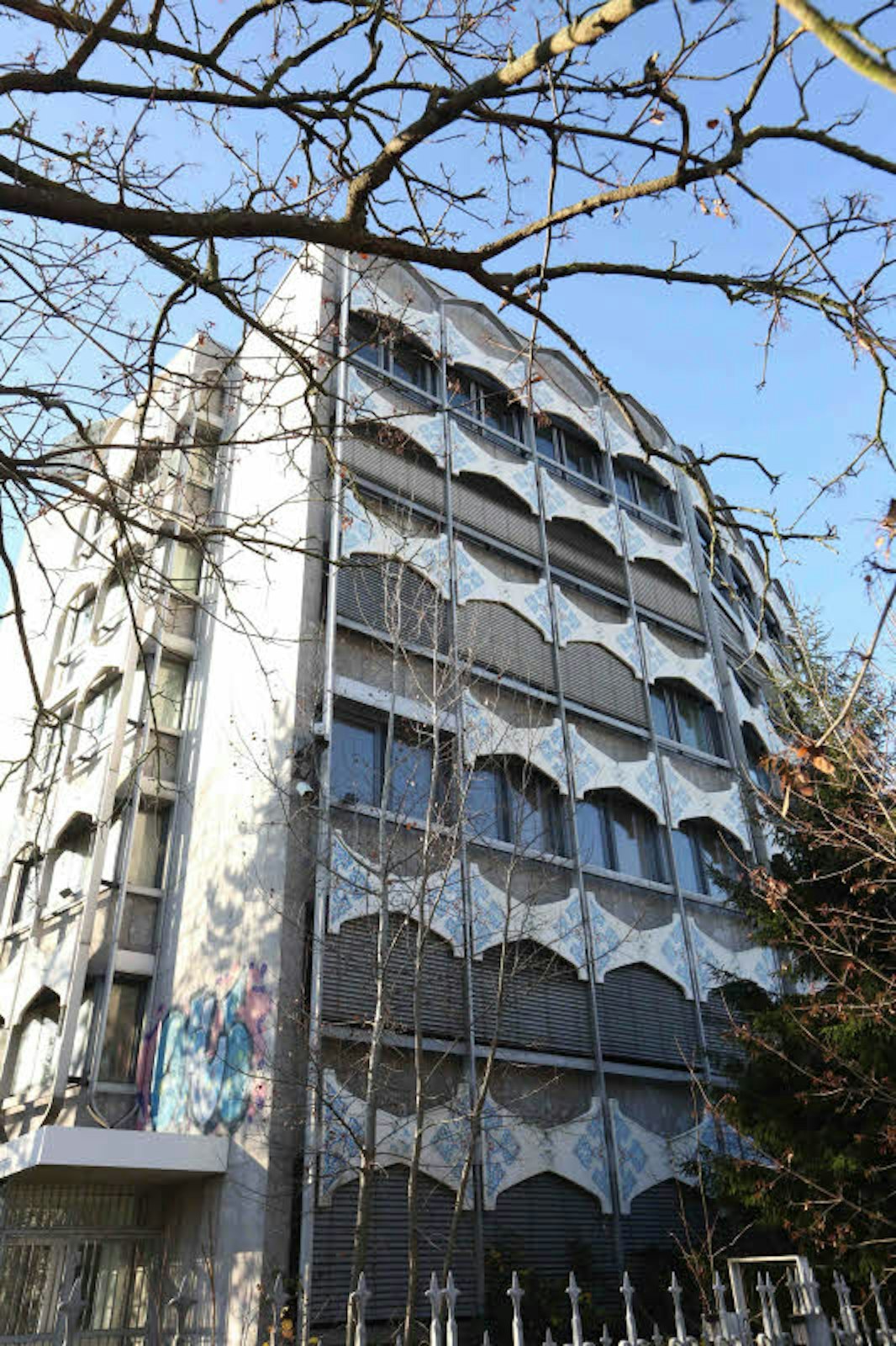 Steht seit Jahren leer: die ehemalige Botschaft Irans an der Godesberger Allee 133 im Stadtteil Friesdorf.