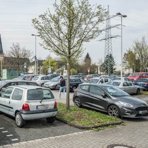 Der Pendlerparkplatz am Bahnhof Schlebusch ist oft blockiert. Hier parken auch tagsüber Anwohner ihre Autos.