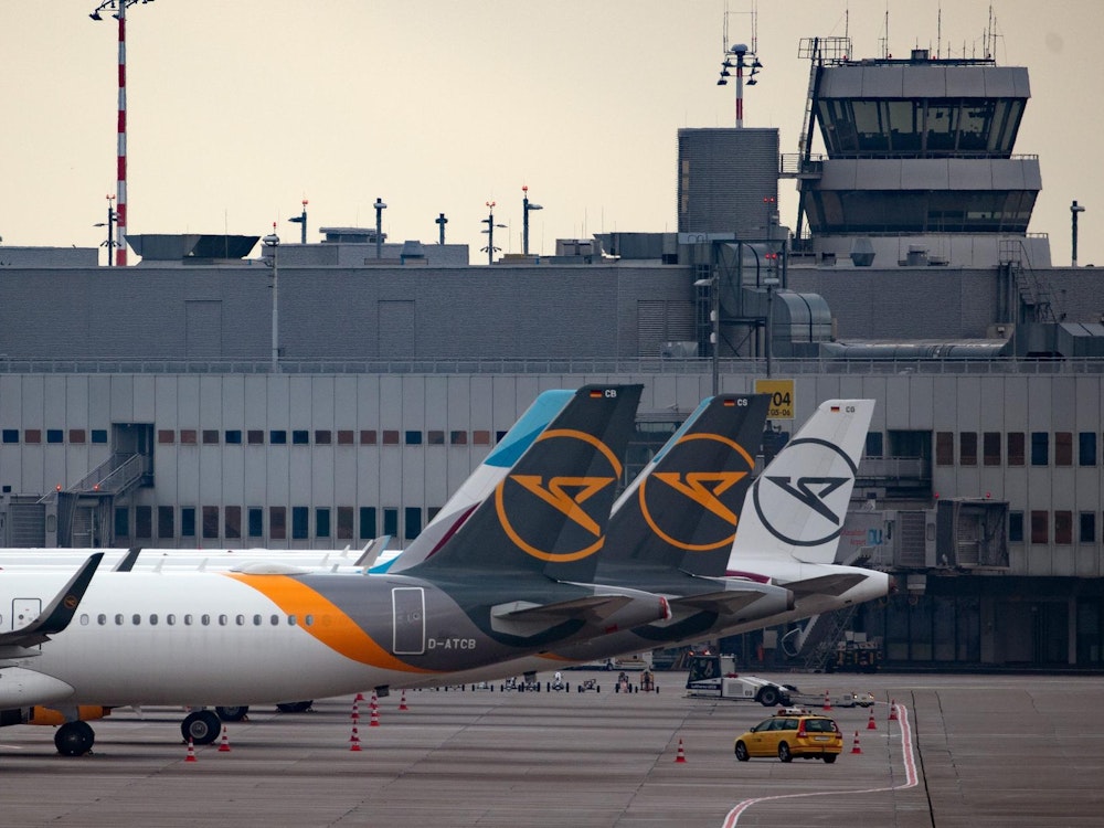 Mehrere Flugzeuge stehen am Düsseldorfer Flughafen.