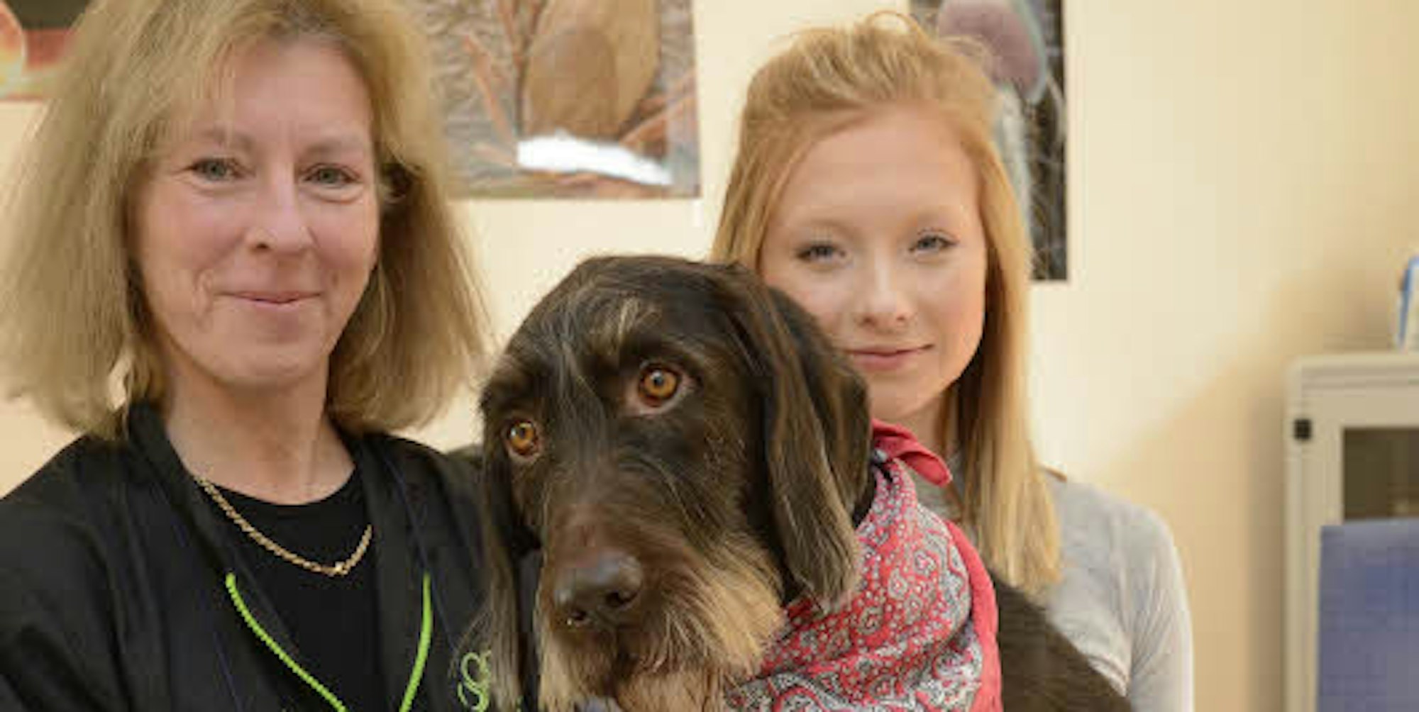 Karin Steppuhn behandelte Jagdhundmix Felix nach dem Schlangenbiss. Hundebesitzerin Katja Wendelmann will das Ufer der Dhünn jetzt bei Spaziergängen meiden.