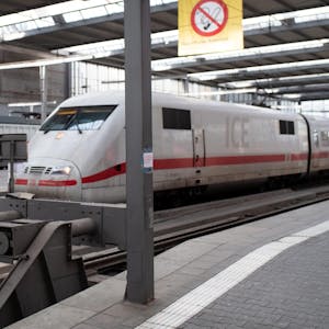 Im Münchner Hauptbahnhof ist auf einer Anzeigentafel zu lesen: „Wenn unterwegs – dann mit Abstand!“
