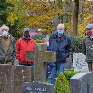 Viel Interessantes über den Friedhof und die Gräber berichtete Winfried Panske (r.).