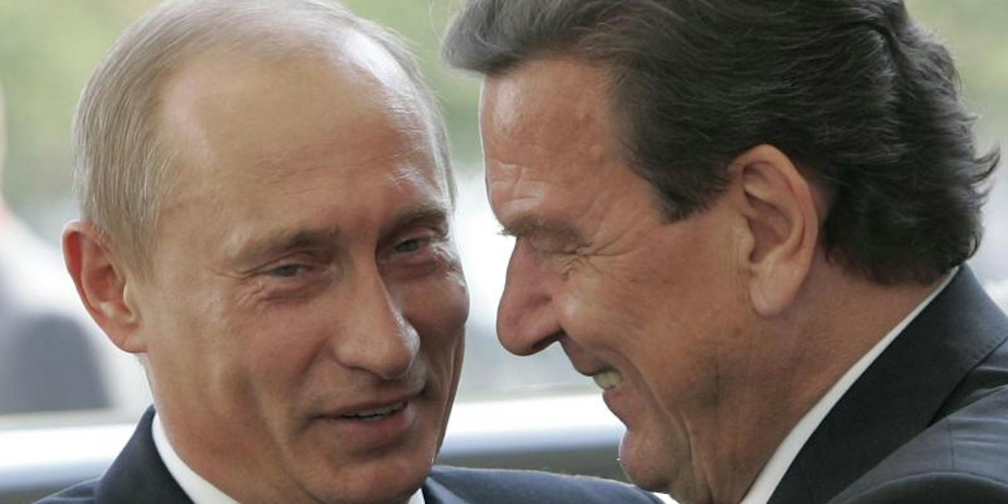 Gelten als Vertraute: Kremlchef Wladimir Putin (l) und Altbundeskanzler Gerhard Schröder.