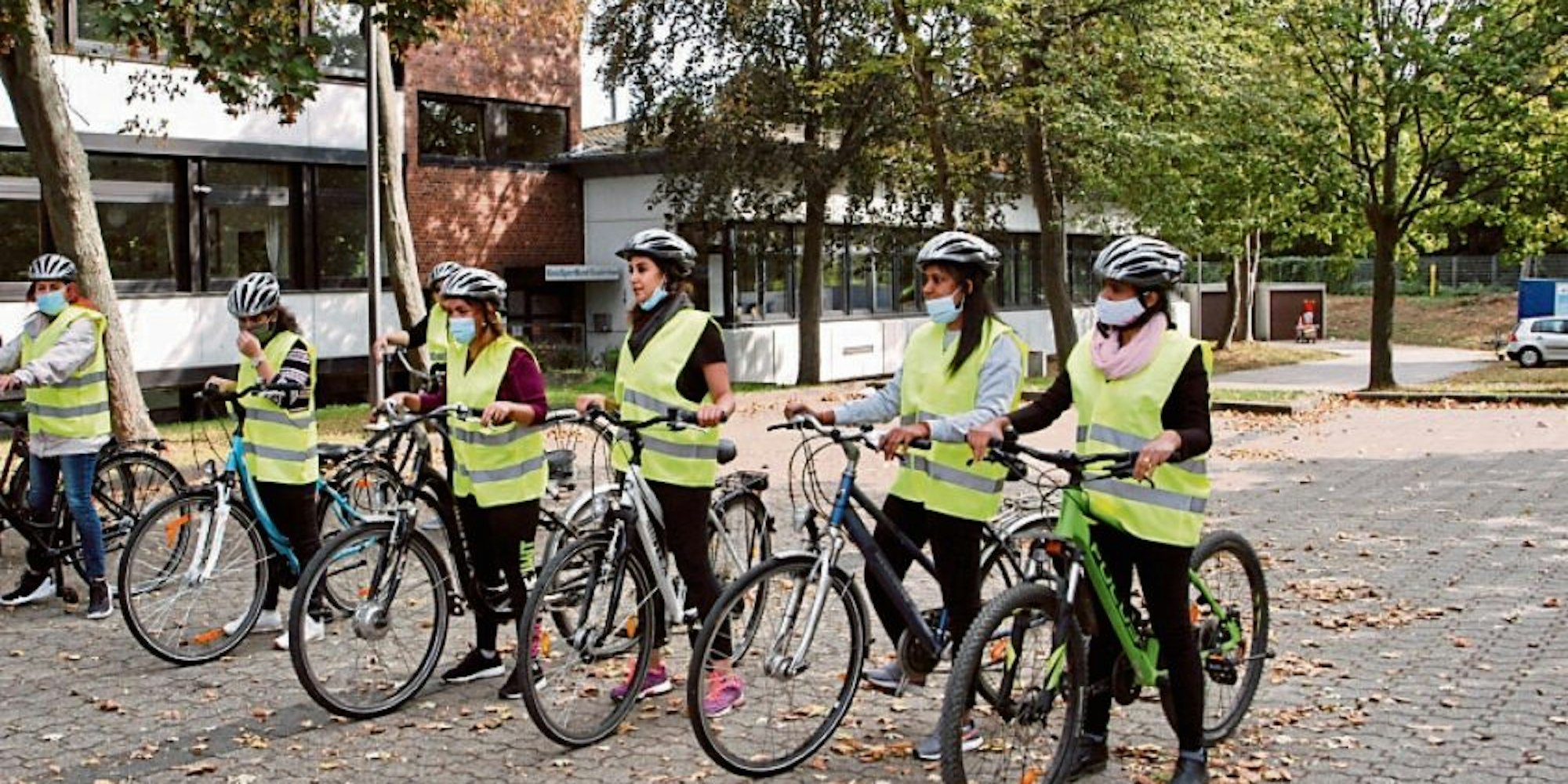 Top ausgestattet: Mit Warnweste und Helm konnten die Radfahrerinnen im Praxisteil des Workshops richtig loslegen.