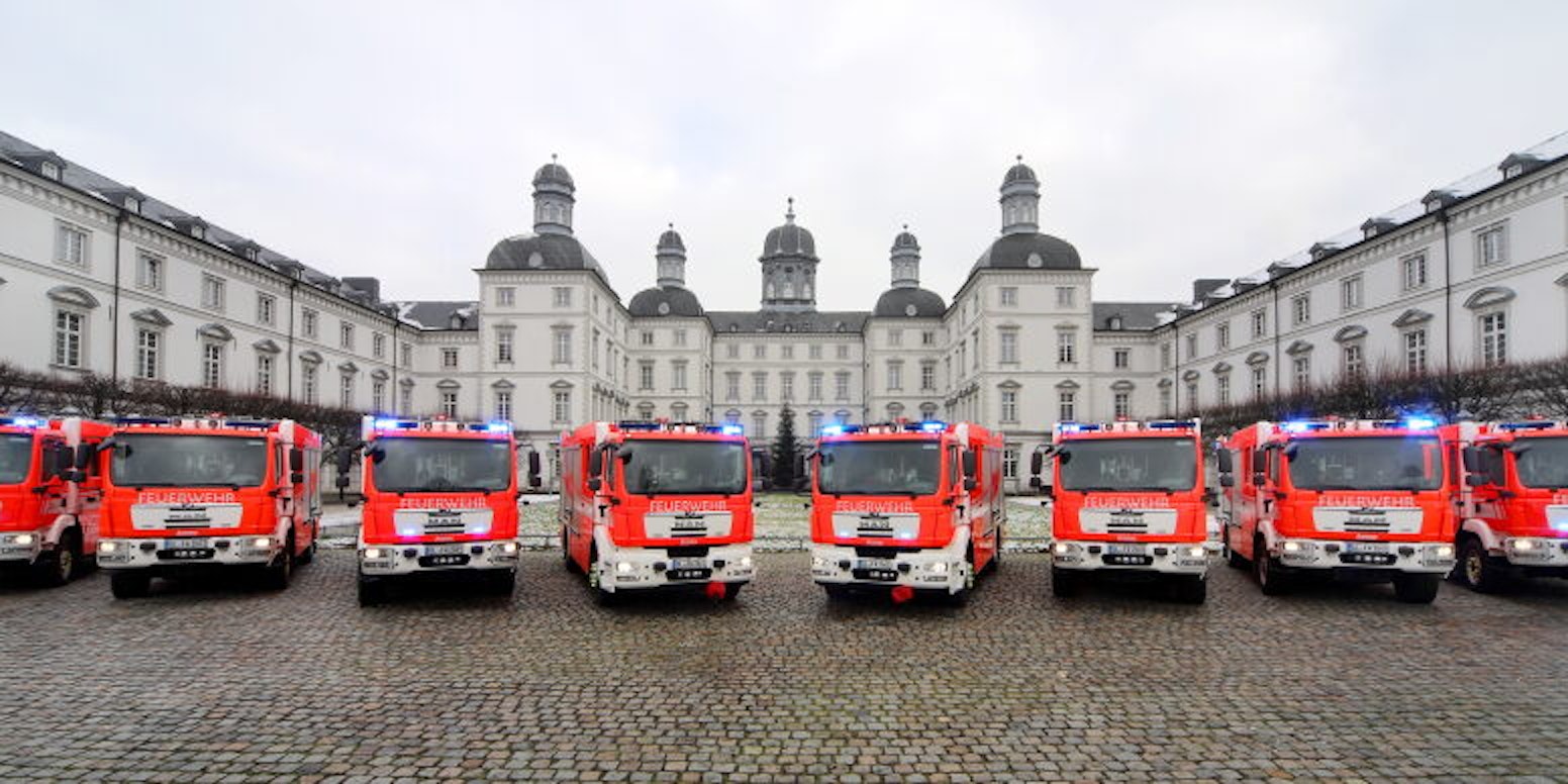 Die acht neuen Fahrzeuge für die beiden Feuerwachen sowie die Standorte der ehrenamtlichen Einheiten Bensberg, Herkenrath, Paffrath/Hand, Refrath, Schildgen und Stadtmitte.