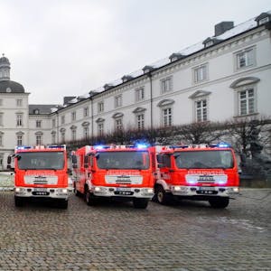 Die acht neuen Fahrzeuge für die beiden Feuerwachen sowie die Standorte der ehrenamtlichen Einheiten Bensberg, Herkenrath, Paffrath/Hand, Refrath, Schildgen und Stadtmitte.
