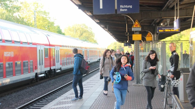 Jetzt aber schnell, der Zug nach Bonn ist gerade auf dem anderen Gleis in den Bahnhof eingefahren.