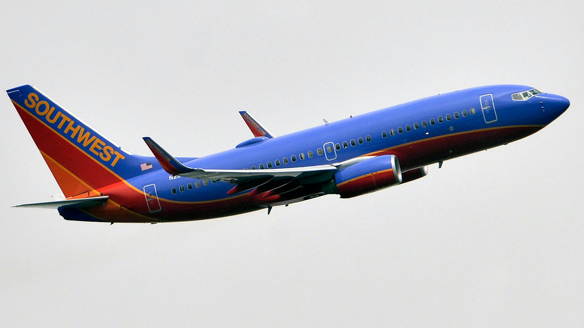 Ein Flugzeug von Southwest Airlines steigt in die Luft.