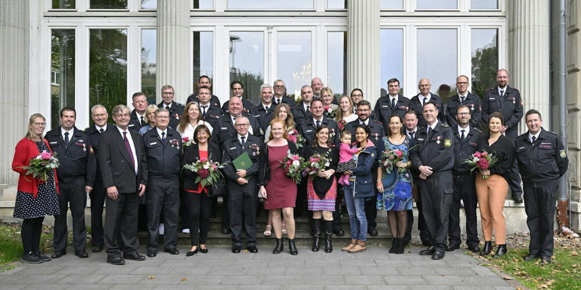 Langjährige Mitglieder der Gladbacher Feuerwehr wurden unter anderem von Vize-Bürgermeister Michael Zalfen (4.v.l.) und Vize-Feuerwehrchef Frank Haag (r.) geehrt.