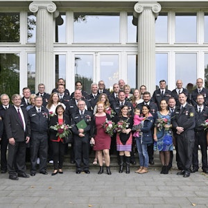 Langjährige Mitglieder der Gladbacher Feuerwehr wurden unter anderem von Vize-Bürgermeister Michael Zalfen (4.v.l.) und Vize-Feuerwehrchef Frank Haag (r.) geehrt.