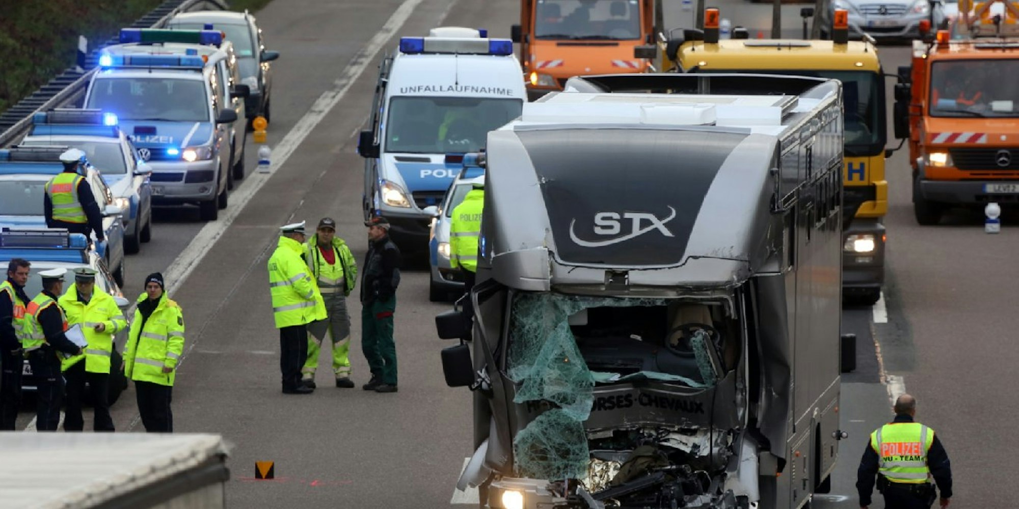 Ein schwerer Unfall hat am Dienstagmorgen erneut zu erheblichen Verkehrsstörungen auf dem Kölner Ring geführt.