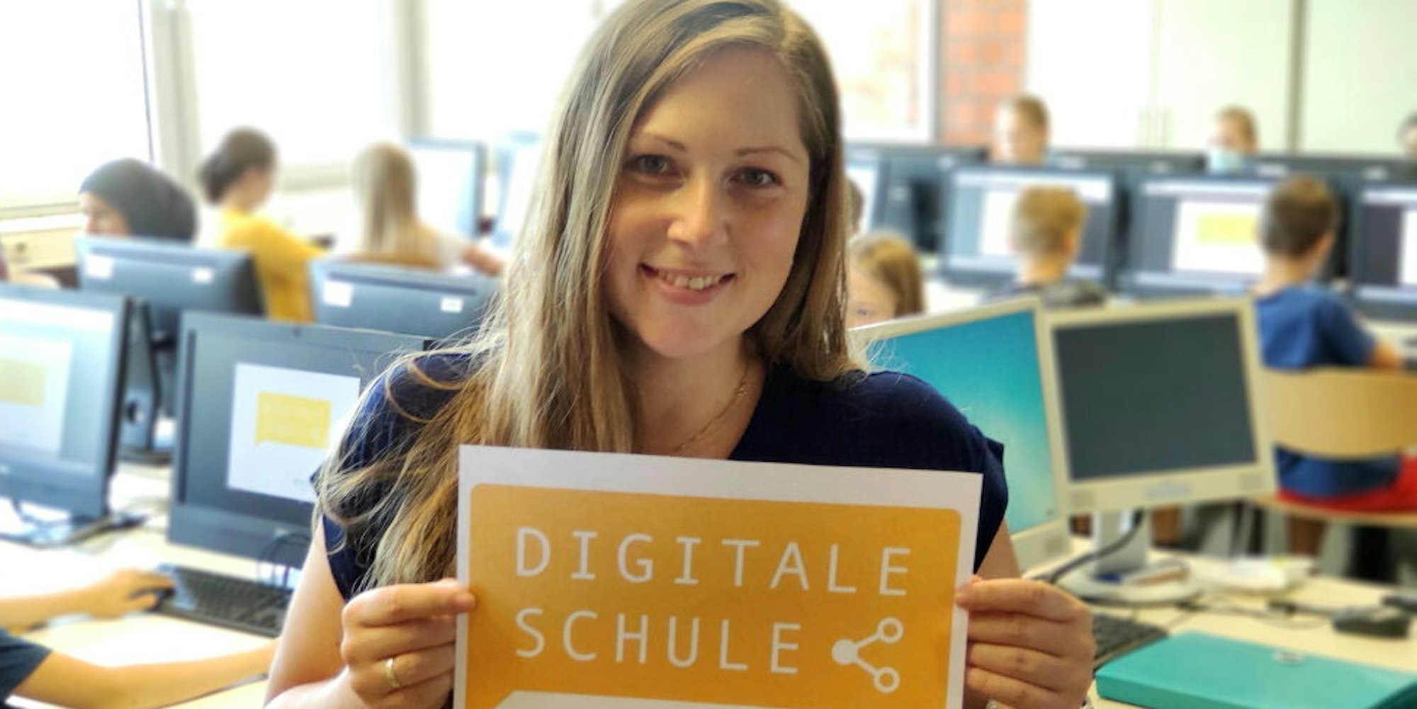 Stolz zeigt Lehrerin Astrid Lachstädter, die den Bewerbungsprozess zur „Digitale Schule“ vorangetrieben hat, die Urkunde zur Auszeichnung.