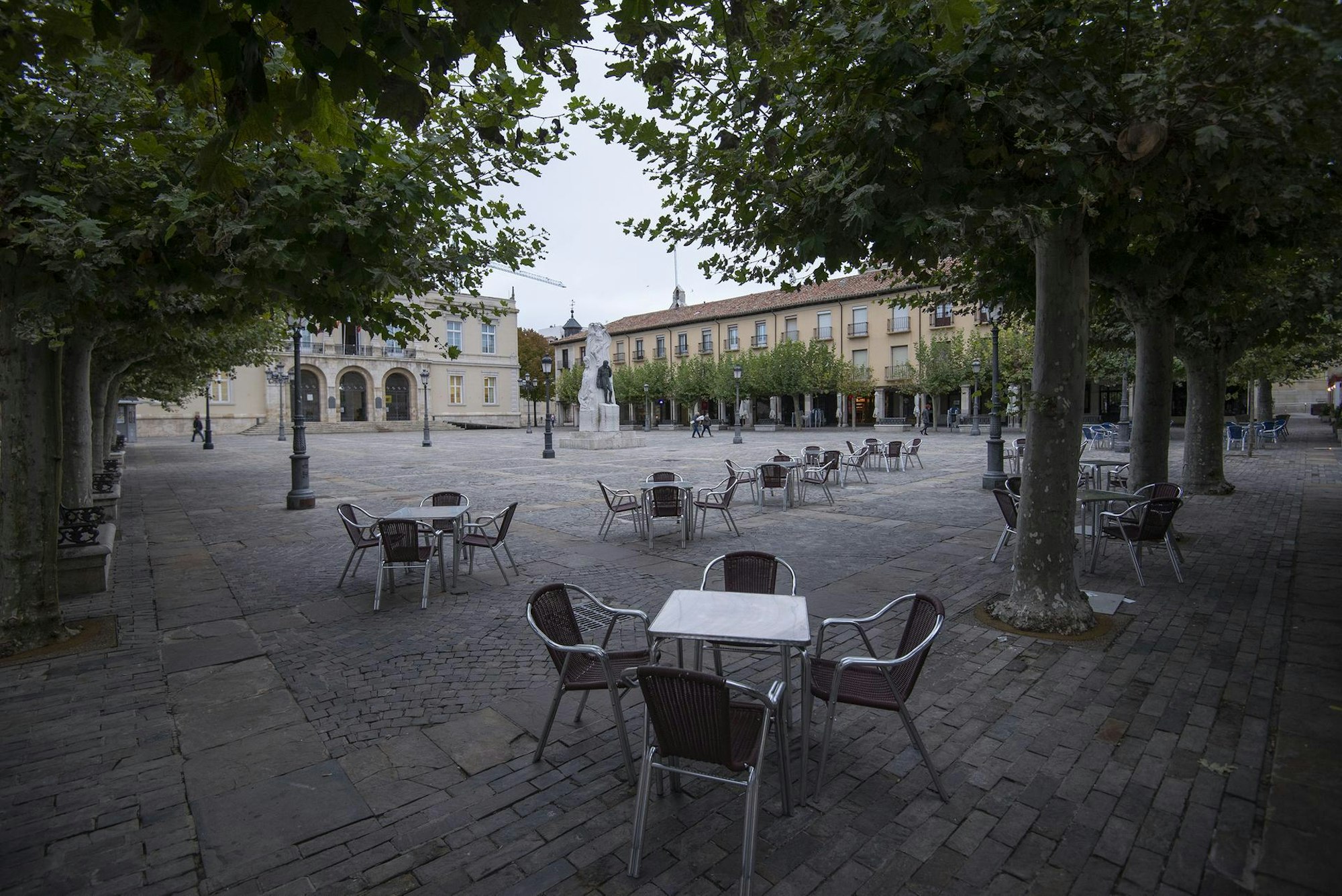 Die Tische einer Bar in Palencia sind am 6. Oktober leer. Wegen stark steigender Corona-Zahlen werden nach Madrid und neun Kommunen im Umland zwei weitere spanische Städte im Nordwesten des Landes weitgehend abgeriegelt.