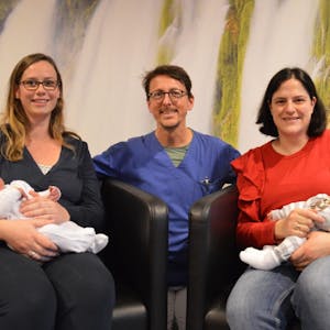 Überraschung: Sabrina Dicke mit ihrer Tochter Malia, Oberarzt Frank Scheulen und Aylin Wolfsberger mit ihrem Sohn Till.