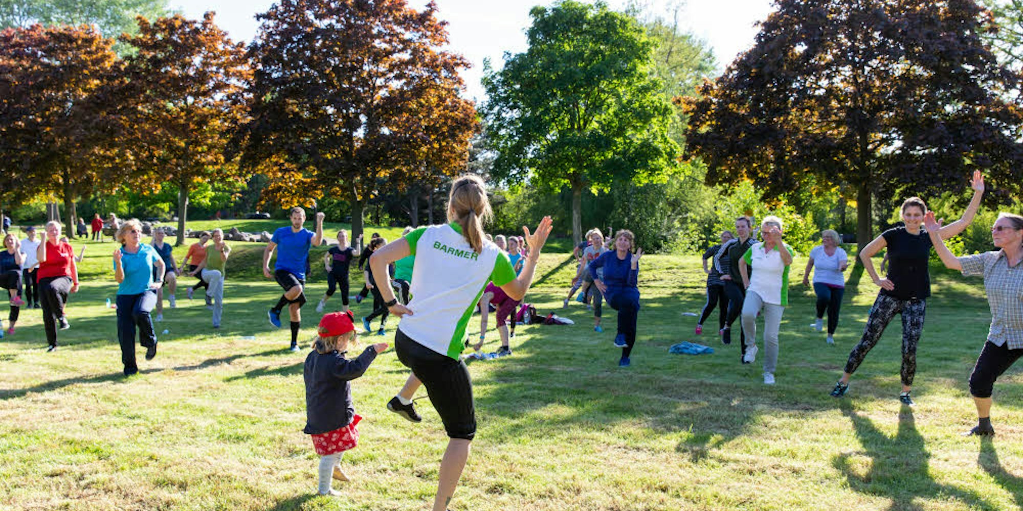 Rund 50 Menschen, die Freude und Spaß an der Bewegung unter freiem Himmel haben, kamen zum Auftakt von „Sport im Park“ in Rheinbach.