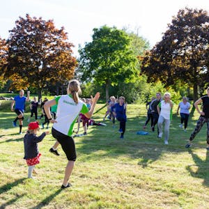Rund 50 Menschen, die Freude und Spaß an der Bewegung unter freiem Himmel haben, kamen zum Auftakt von „Sport im Park“ in Rheinbach.