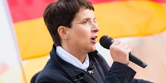 Die Bundesvorsitzende der Partei Alternative für Deutschland (AfD), Frauke Petry, spricht in Hamburg während einer Kundgebung der Partei.