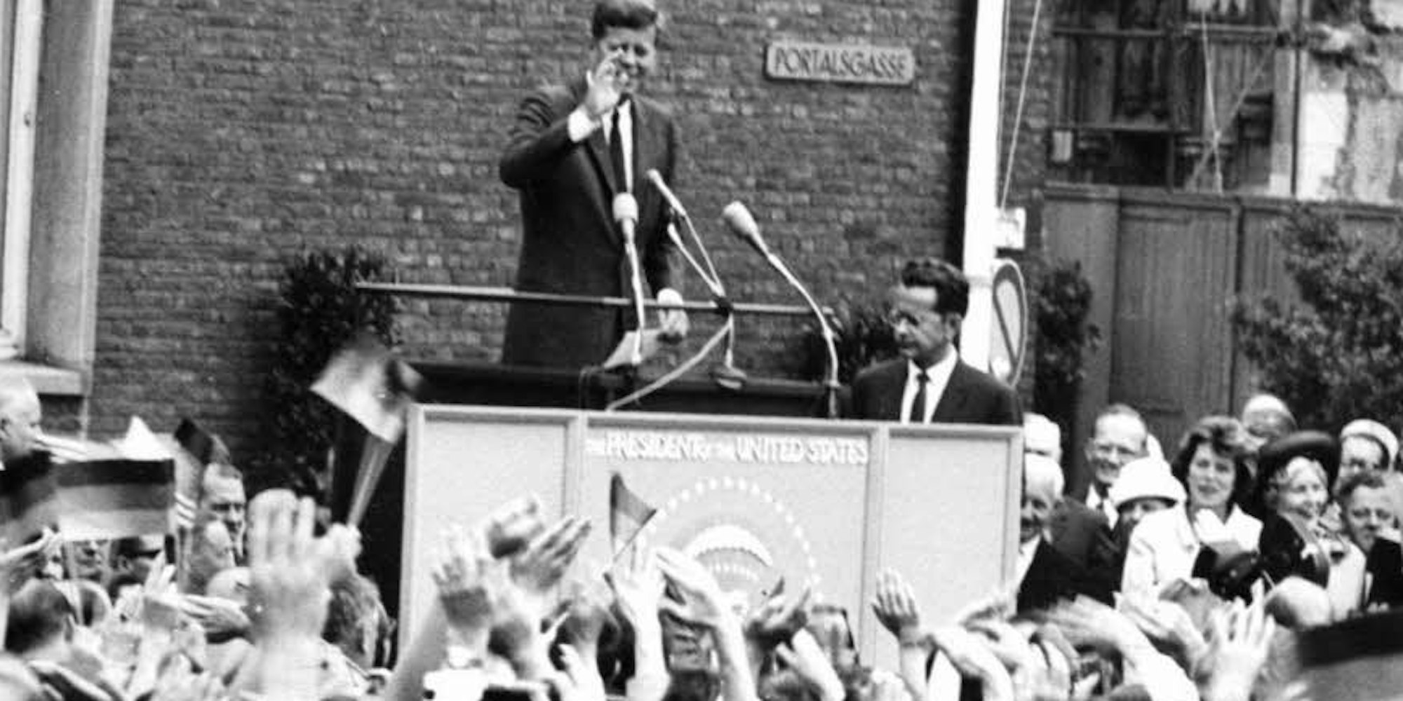 Umjubelt auch in Köln: US-Präsident John F. Kennedy sprach 1963 vor dem Historischen Rathaus. (Foto: Rundschau-Archiv)