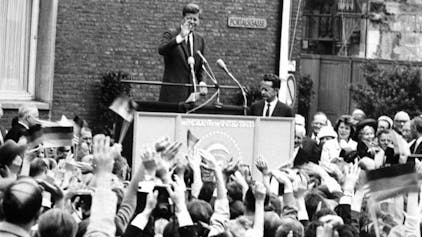Umjubelt auch in Köln: US-Präsident John F. Kennedy sprach 1963 vor dem Historischen Rathaus. (Foto: Rundschau-Archiv)