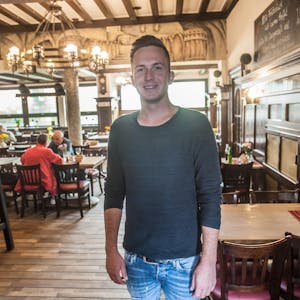 Andreas Berndt vom Dom Brauhaus in Schlebusch lässt wieder mehr Gäste in seinen Innenraum. Die neue Corona-Schutzverordnung erlaubt das. Viele Gastronomen handeln genauso.
