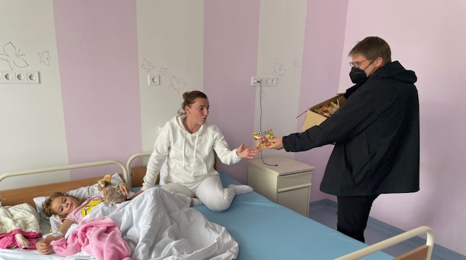 Für die Kinder der Klinik in Lviv hatten die Hilfstransporteure neben medizinischer Hilfe auch Süßigkeiten dabei, die auch Stefan Malczewski (r.) gern mit verteilte.