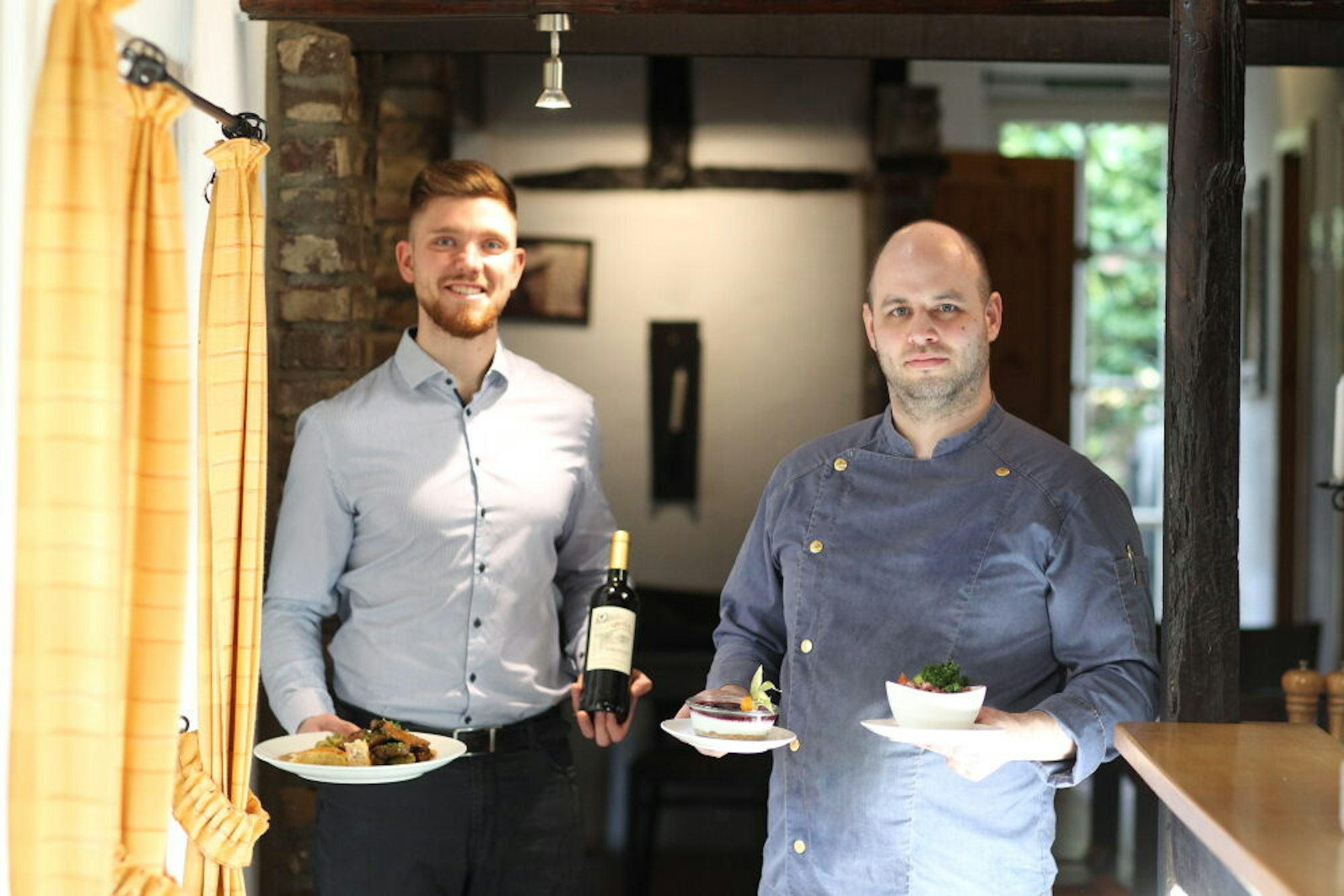 Inhaber Felix Heyne (links) und sein Küchenchef Lars Siebertz präsentieren in den Räumen das Ostergericht des Restaurants Bierthe. Vor zwei Jahren hat Heyne das Traditionshaus übernommen.