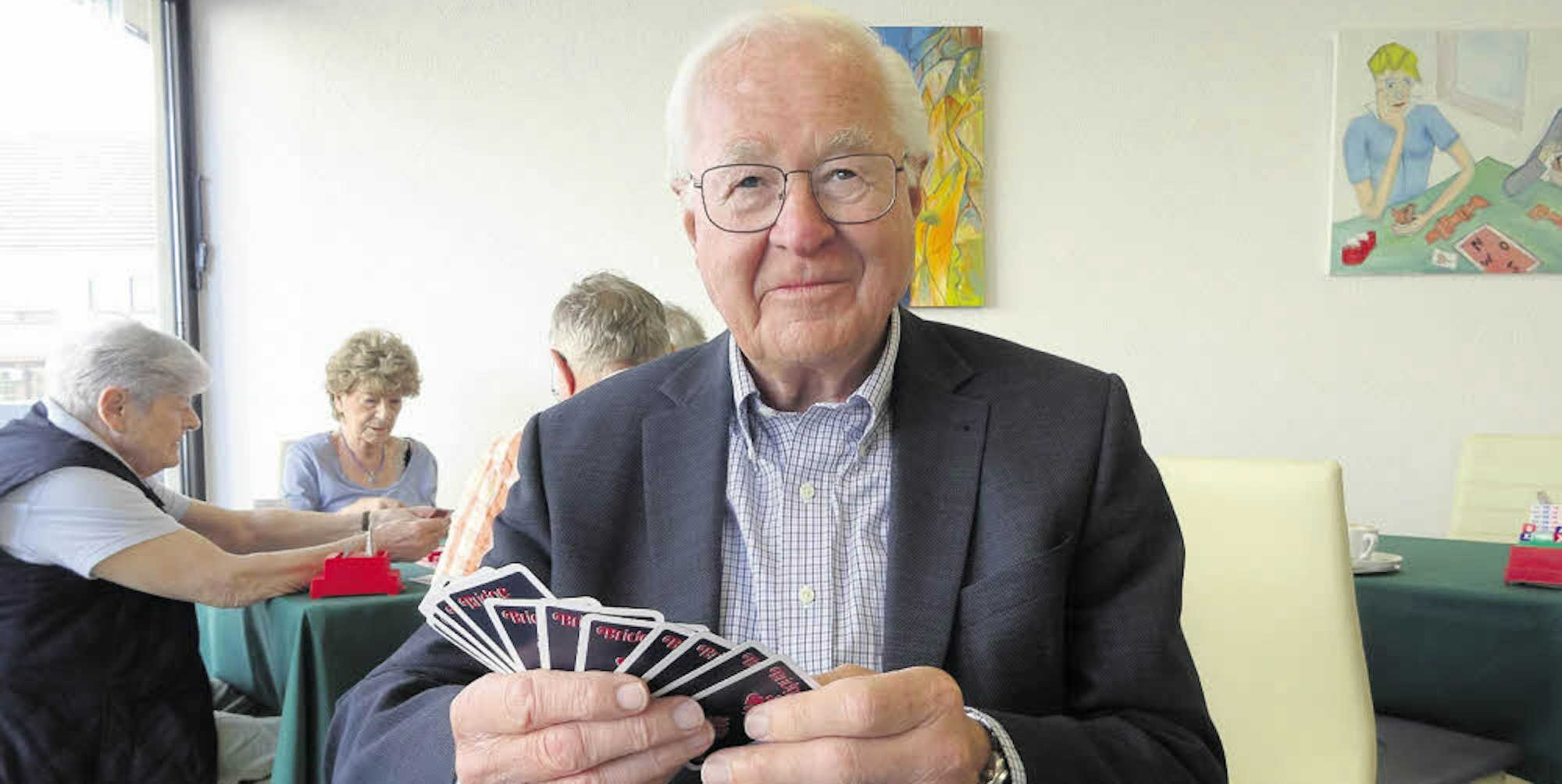 Glücksgefühle beim Spielen empfindet Claus P. Grimm, Vorsitzender des Bridgeclubs Niederkassel.