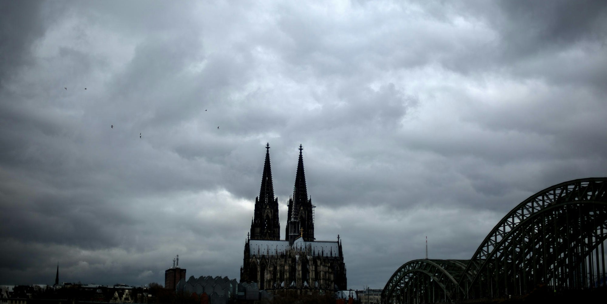 Köln Dom dunkle Wolken
