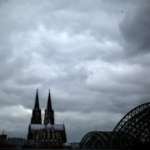 Köln Dom dunkle Wolken