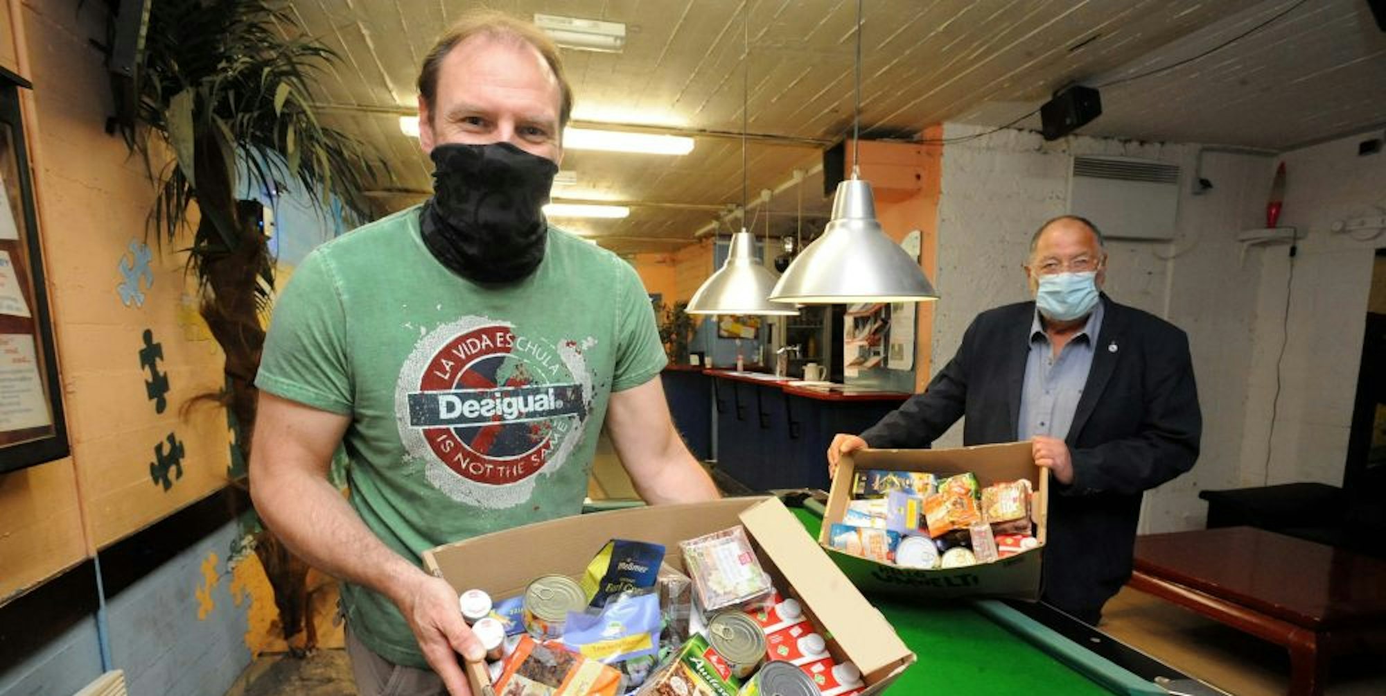 Schleppen für den guten Zweck: Jens Nowotny (links) und Dieter März vom Verein „Mutige Kinder“ brachten den Kindern im Jugendzentrum Bunker gespendete Lebensmittel.