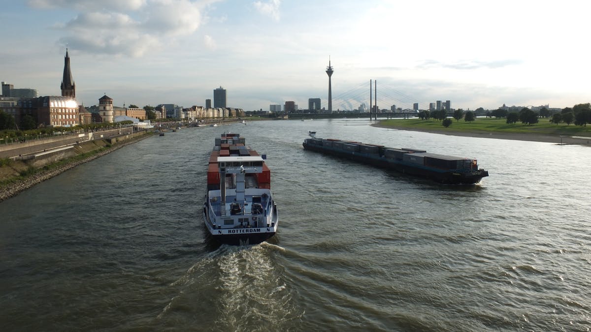 Das Rheinufer in Düsseldorf lockt viele Besucher an.