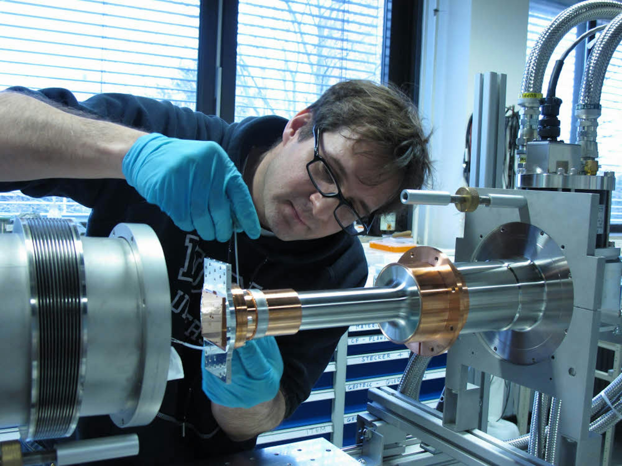 Klingt wie Science-Fiction: Hier baut ein Wissenschaftler am Kölner Institut eine Tieftemperatur-Ionenfalle auf.