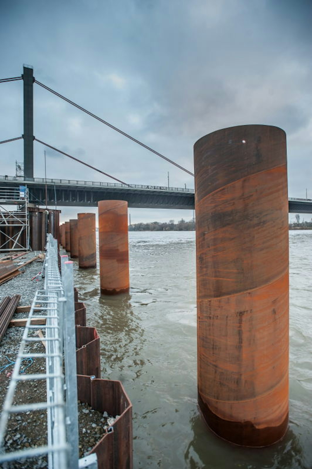 An beiden Ufern des Rheins wurden Anlegestellen für Schiffe hergestellt – die Bauteile für die neue Brücke werden auf dem Wasserweg angeliefert. 
